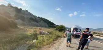 Uşak'ta Hafif Ticari Araç Devrildi: 2'si Çocuk 4 Kişi Yaralandı