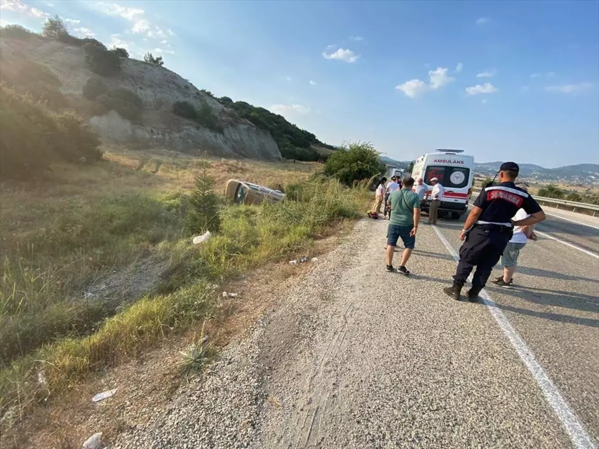 Uşak'ta Hafif Ticari Araç Devrildi: 2'si Çocuk 4 Kişi Yaralandı