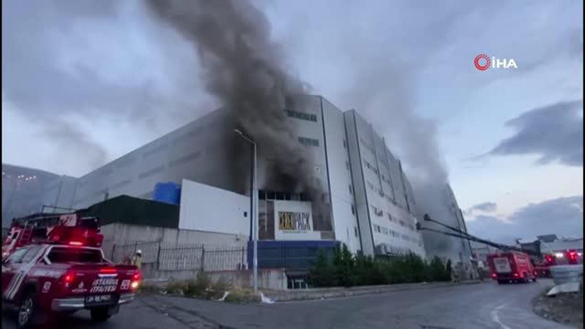 Arnavutköy Akpınar Sanayi Bölgesi'nde 4 katlı cam üretim fabrikasında yangın