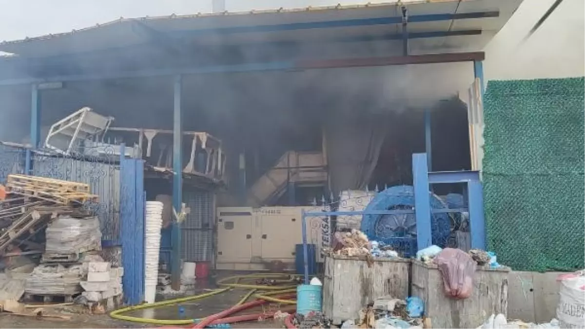 Arnavutköy'deki Cam Üretim Fabrikasında Yangın Çıktı