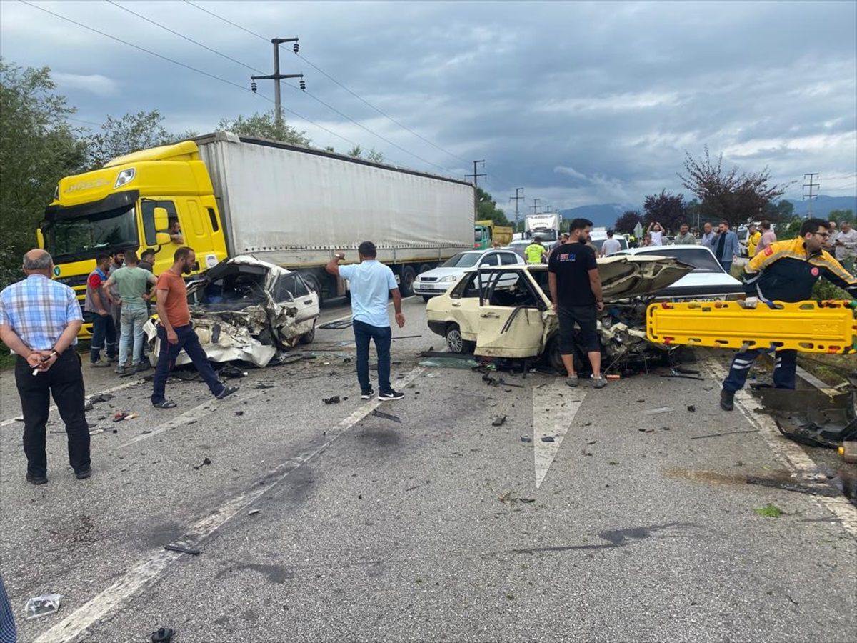 Düzce'de Karşı Şeride Geçen Otomobil Kazası: 1 Ölü, 2 Yaralı