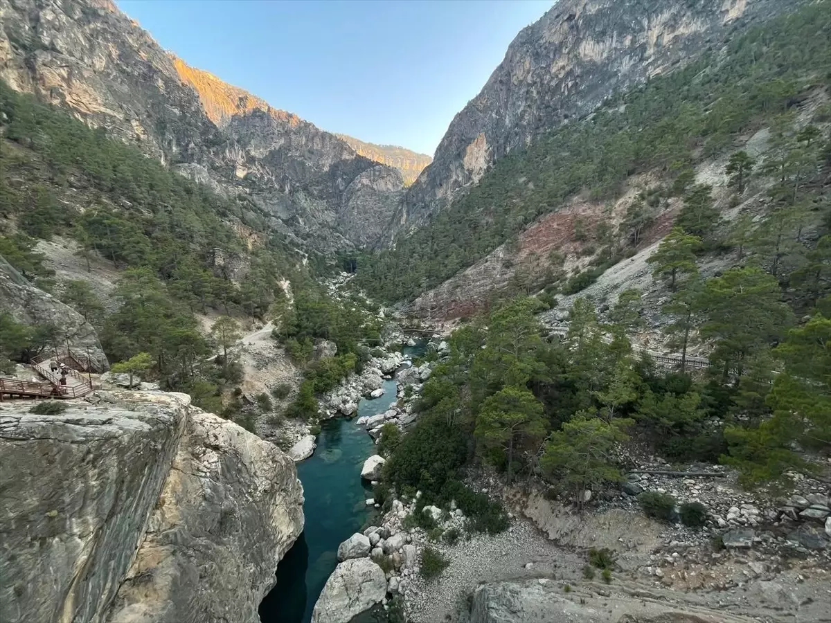 Ermenek Çayı üzerindeki Yerköprü Şelalesi doğaseverleri büyülüyor
