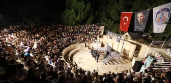 Efes Tiyatro Festivali'nde 'Kargalar' adlı oyun sahnelendi