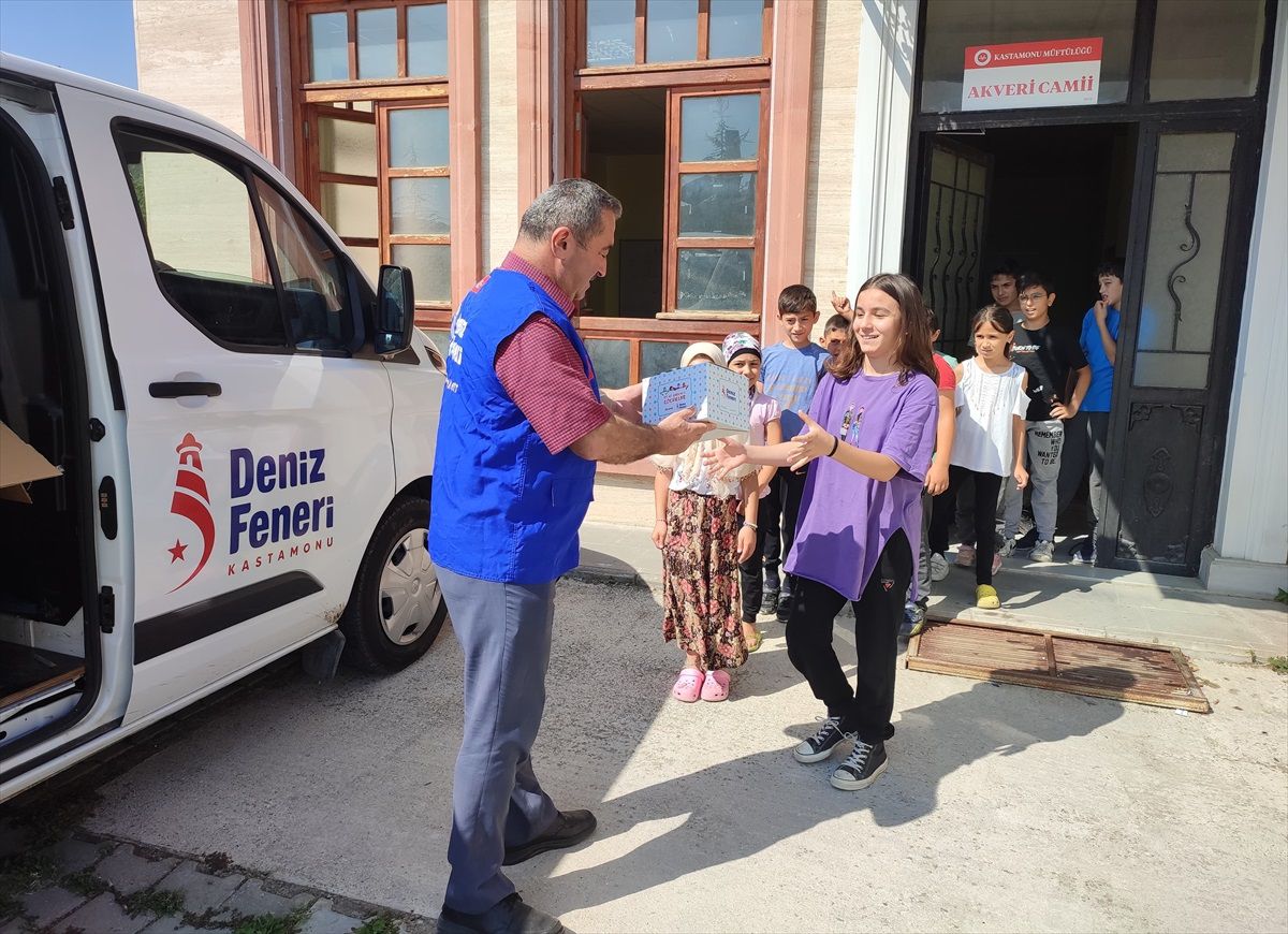 Kastamonu'daki yaz Kur'an kurslarından mezun olan öğrencilere hediye paketleri verildi