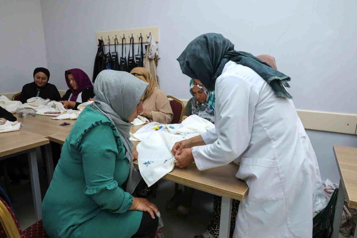 Kayseri Büyükşehir Belediyesi ve Hacılar Aile Destek Merkezi İş Birliğiyle El Sanatları Kursları Düzenleniyor