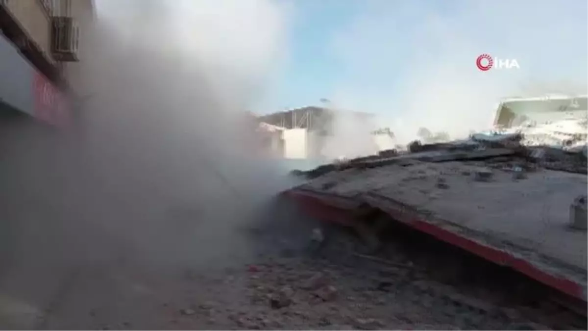 Kendiliğinden çöken hasarlı binayı görüntülemek isteyen vatandaşın yaşadığı panik kamerada