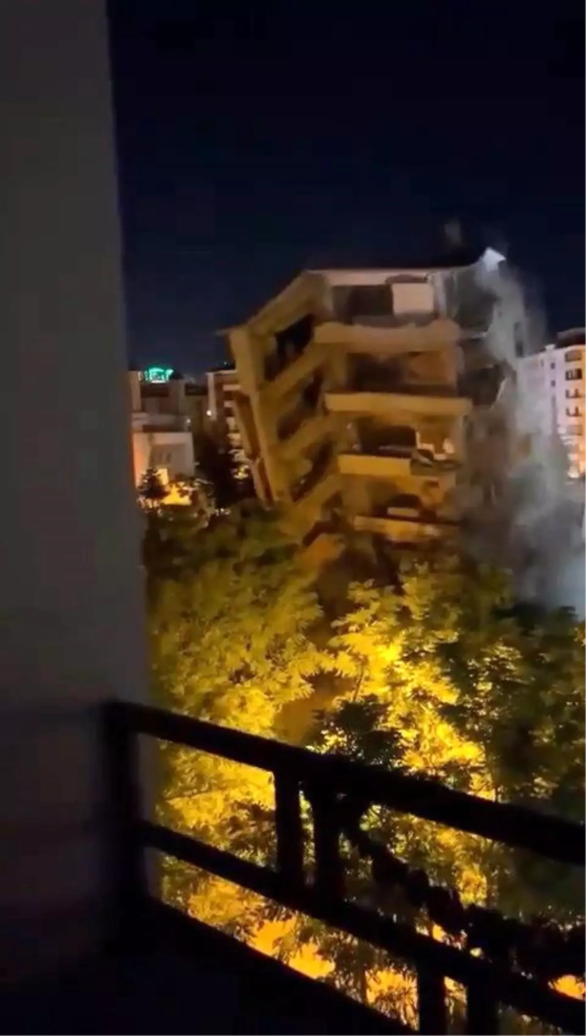 Kahramanmaraş'ta Deprem Sonrası Yıkılan Bina Paniğe Neden Oldu