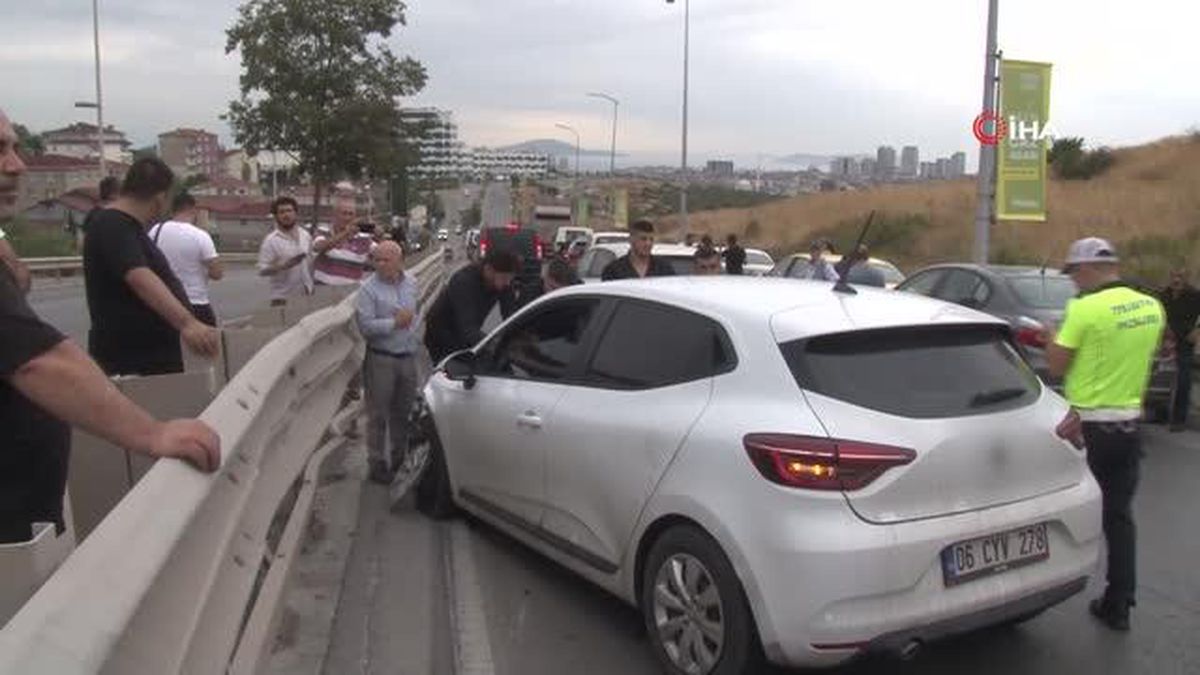 Maltepe'de vinç sürücüsü ortalığı birbirine katıp kaçtı: 16 araç birbirine girdi