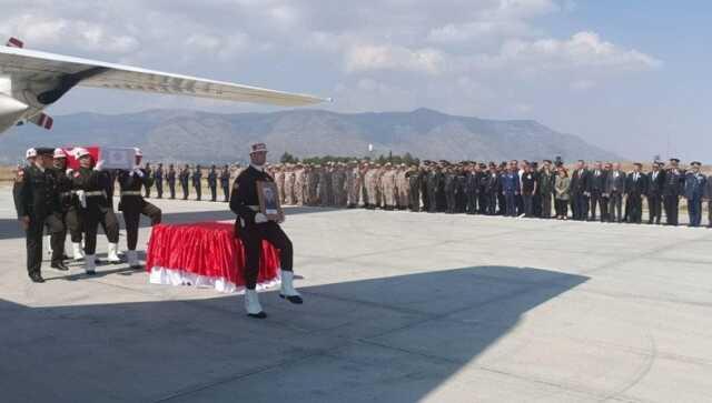 Pençe Kilit operasyonunda şehit olan 6 asker toprağa verildi Pençe Kilit operasyonunda şehit olan 6 asker toprağa verildi