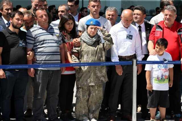 Pençe Kilit operasyonunda şehit olan 6 asker toprağa verildi Pençe Kilit operasyonunda şehit olan 6 asker toprağa verildi