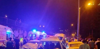 Rize'de minibüs ile 2 otomobilin karıştığı kazada 8 kişi yaralandı