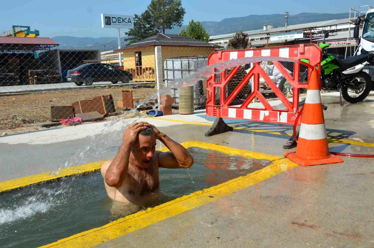 Tokat'ta Sanayi Ustası Araç Tamir Kanalını Havuza Çevirdi