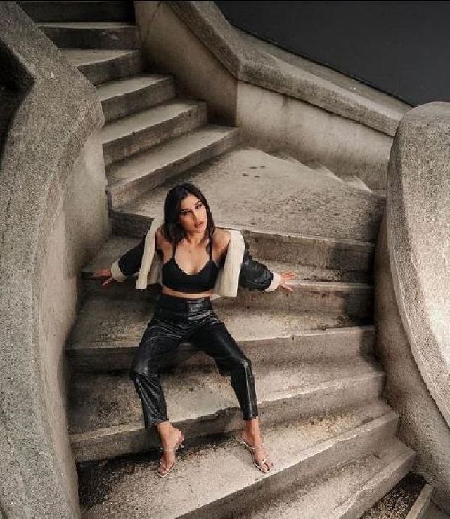 iranlı model, rezidans balkonunda silahla ateş açtı