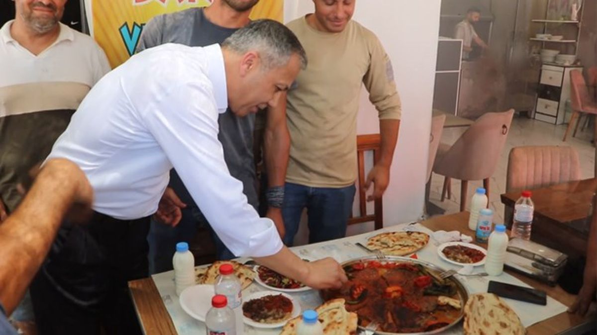 Esnafı ziyaret eden Bakan Yerlikaya tescilli kebaba hayır diyemedi: Helal ediyor musunuz?