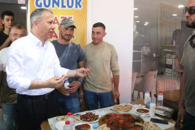 Bakan Yerlikaya vatandaşlarla sohbet ettiği lokantada tescilli kebabı görünce dayanamadı: Helal ediyor musunuz? Bakan Yerlikaya vatandaşlarla sohbet ettiği lokantada tescilli kebabı görünce dayanamadı: Helal ediyor musunuz?