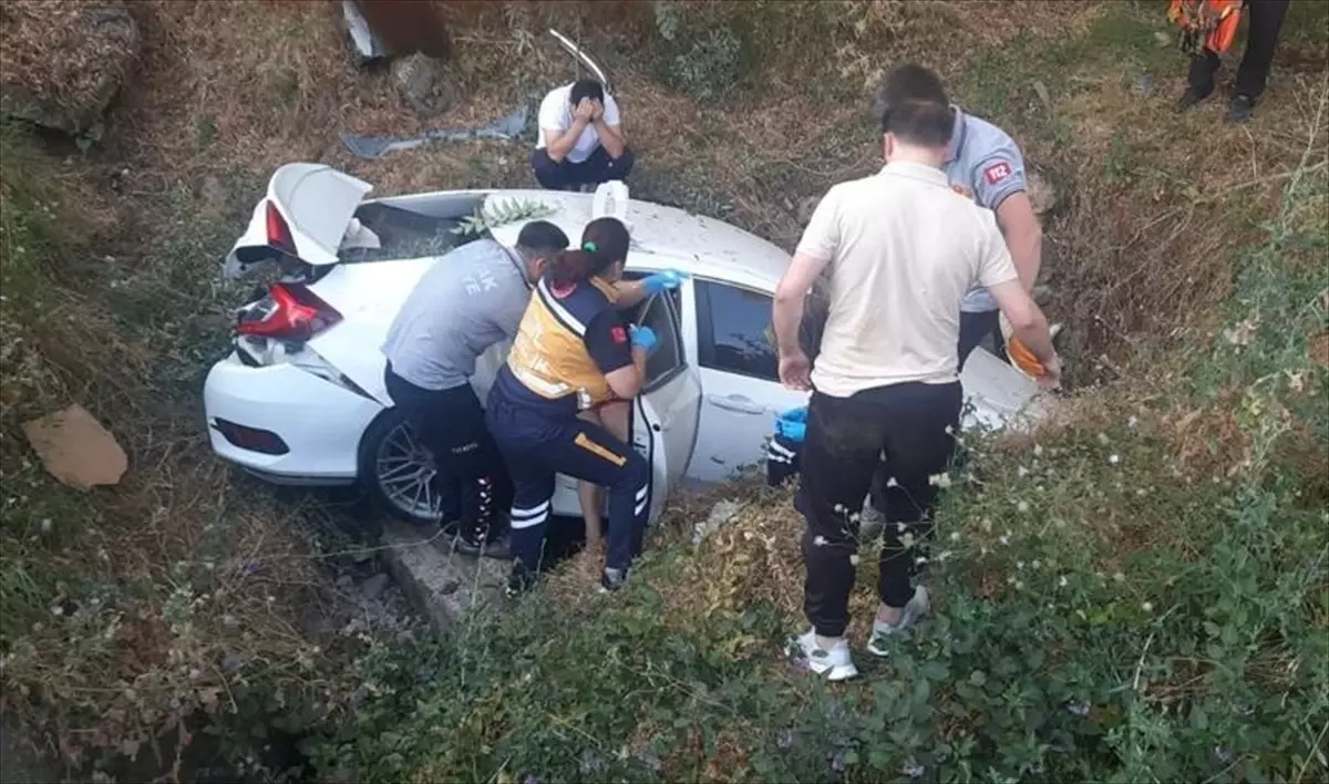 Bucak'ta Şarampole Devrilen Otomobilde 4 Kişi Yaralandı