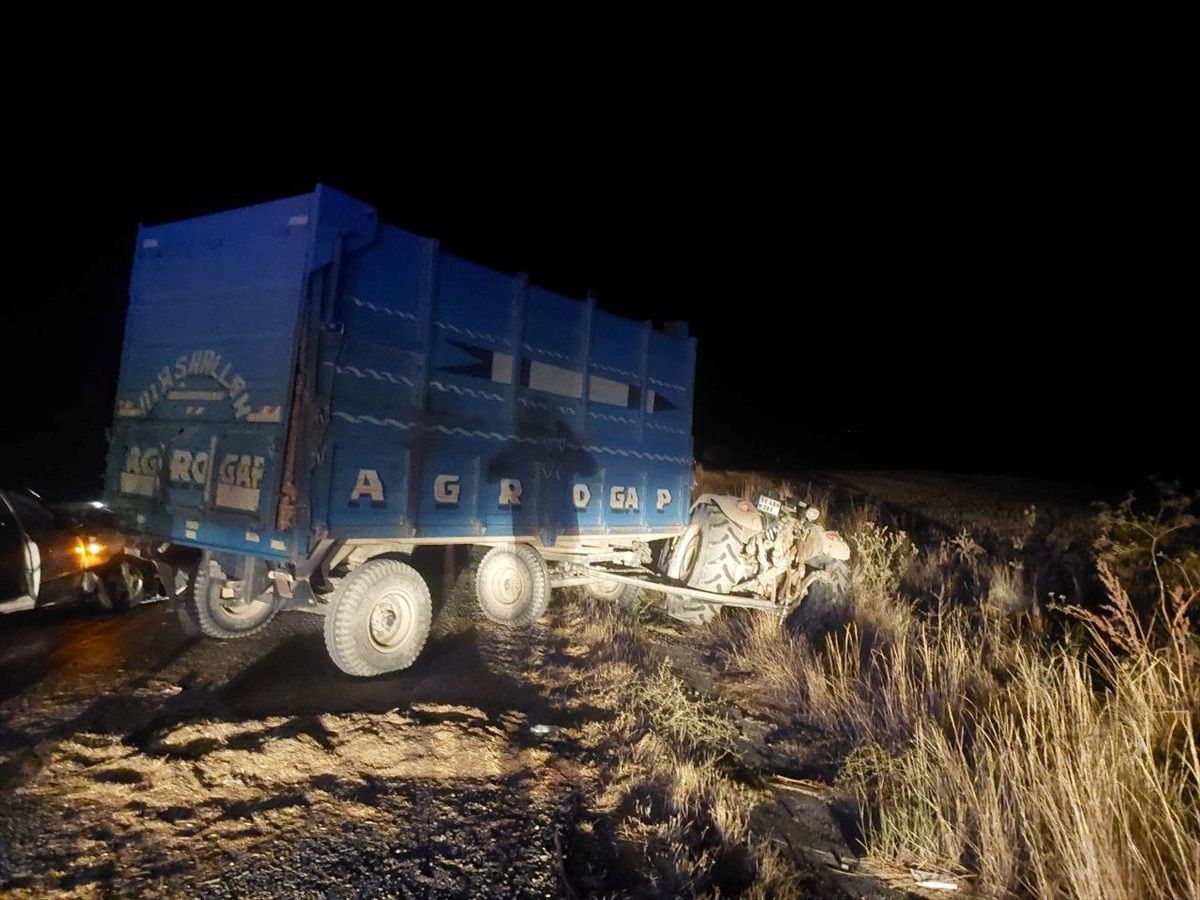 Çorum'un Alaca ilçesinde traktörle çarpışan otomobilde 5 kişi yaralandı