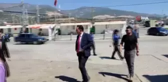 Cumhurbaşkanı Yardımcısı Cevdet Yılmaz, Nurdağı ilçesinde depremzedelerle buluştu