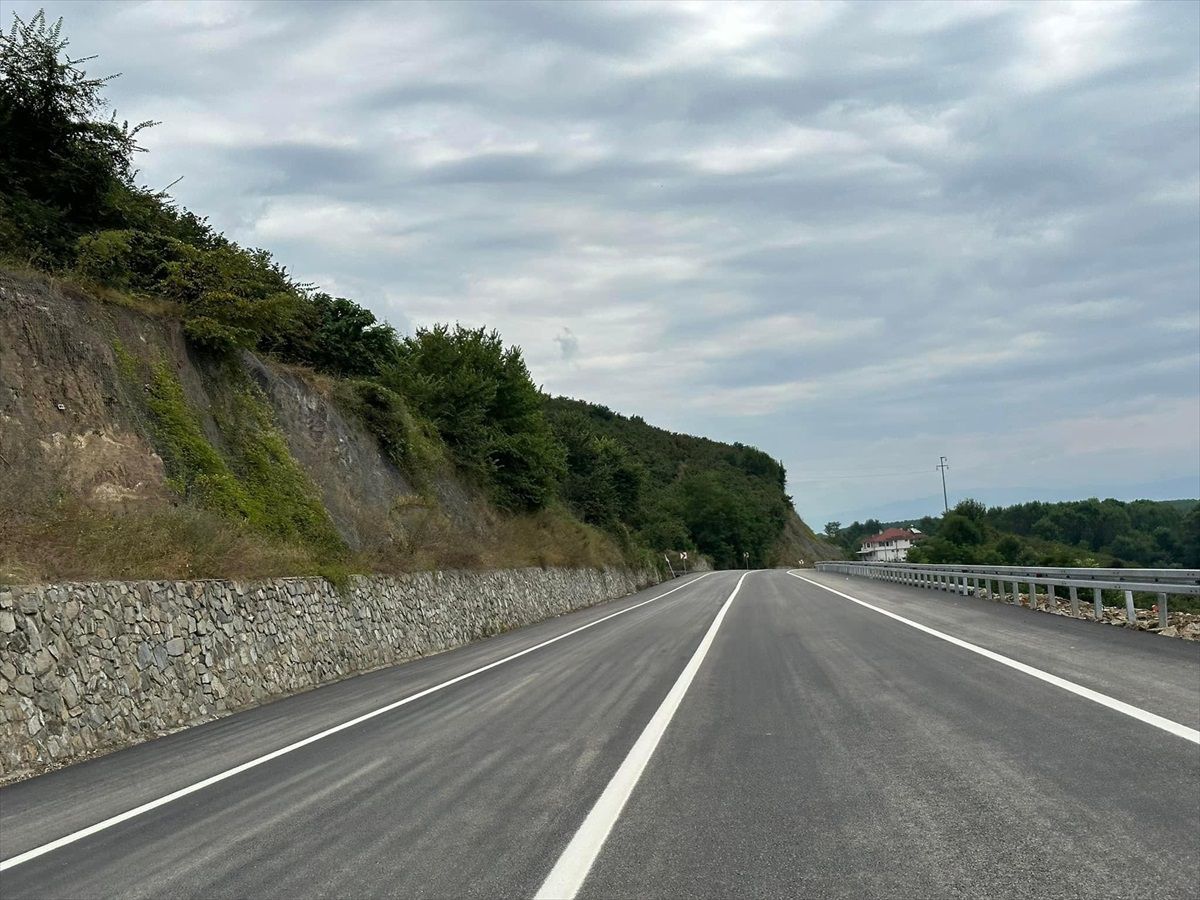 Düzce-Gölyaka Bağlantı Yolu Heyelan Nedeniyle Ulaşıma Açıldı