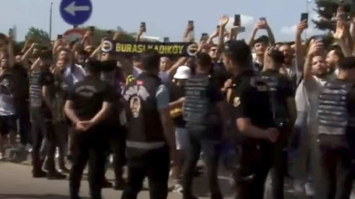 FBTV canlı yayınında apar topar ses kıstılar! F.Bahçe taraftarından Fred'e olay karşılama