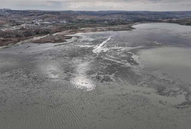 İstanbul için alarm zilleri çalıyor! Büyükçekmece Gölü'nde çekilme sonrası kara parçaları ortaya çıktı İstanbul için alarm zilleri çalıyor! Büyükçekmece Gölü'nde çekilme sonrası kara parçaları ortaya çıktı