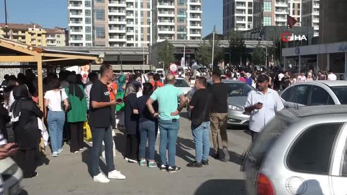 Malatya'da art arda 4.8 ve 4.5 büyüklüğünde iki depremin ardından vatandaşlar sokağa döküldü