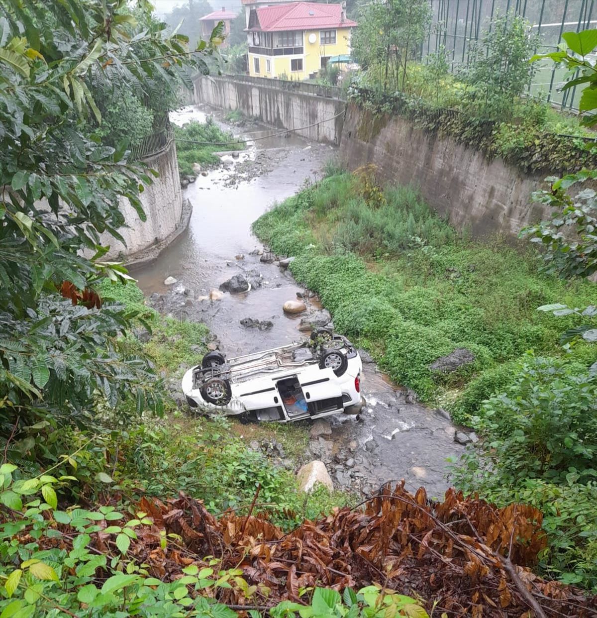 Rize'de araç dereye yuvarlandı: 2 yaralı