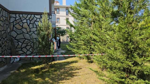 Anne ve anneannesini baltayla öldüren genç kadın, sağlık kontrolünde de parmağını koparıp yuttu