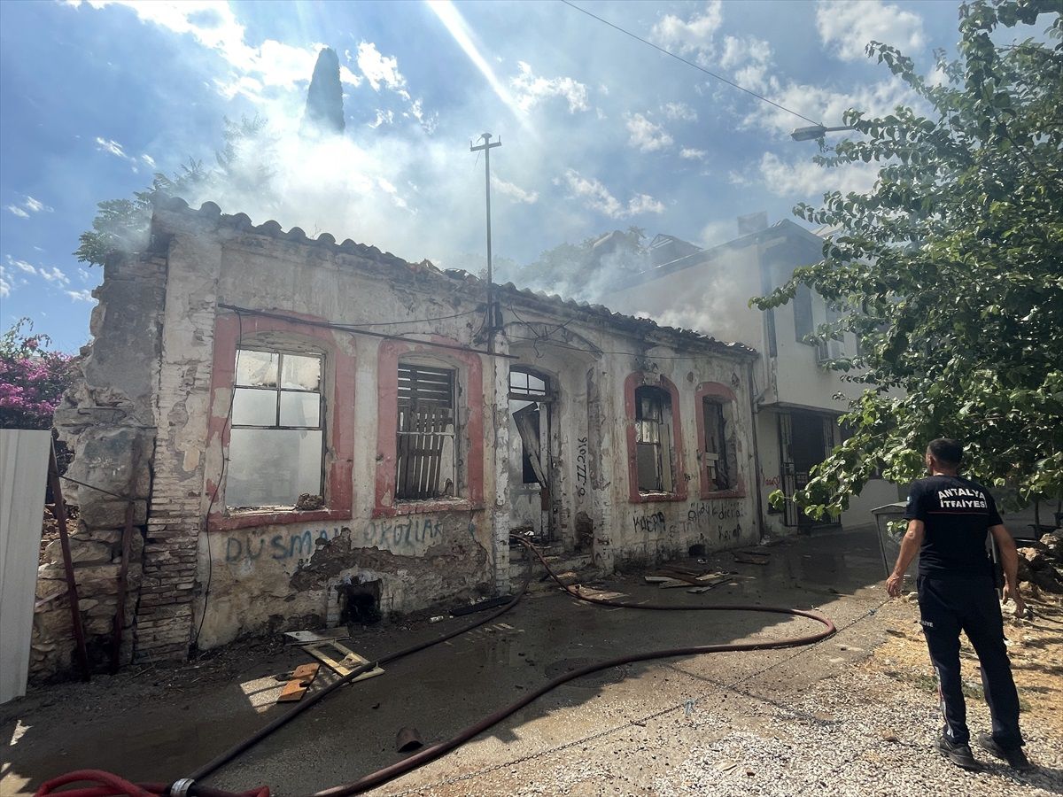 Antalya'da tarihi metruk evde çıkan yangın söndürüldü