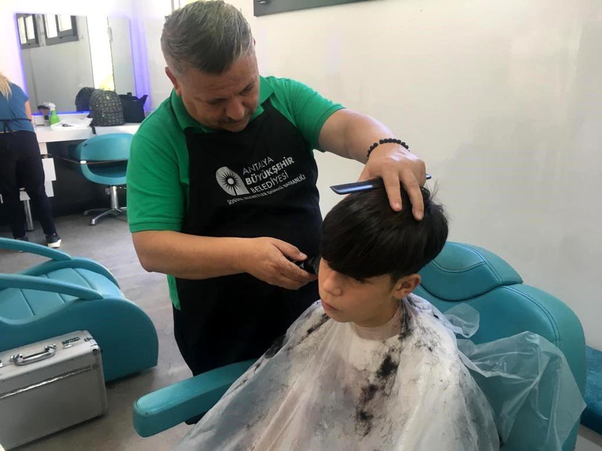 Antalya Büyükşehir Belediyesi'nin Mobil Kuaför TIR'ı Yaylalarda Hizmet Veriyor