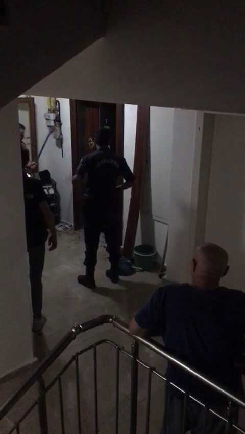 Cinnet evi kapı deliğinden görüntülendi! Mavi leğen ve kanlar içindeki halı dikkatlerden kaçmadı