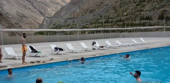 Hakkari'de Vatandaşlar Sıcaktan Bunalınca Sümbül Dağı'ndaki Yarı Olimpik Havuzu Tercih Ediyor