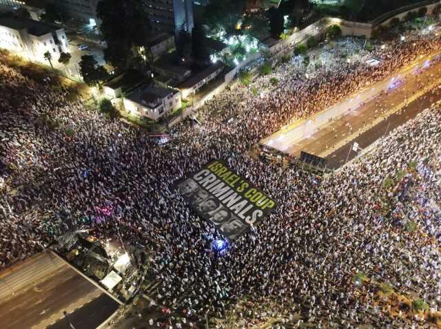 İsrail'de on binlerce kişi yine meydanlarda! Açılan pankart protestolara damga vurdu