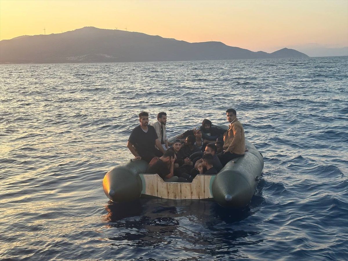 İzmir Açıklarında Yunanistan Unsurları Tarafından Türk Kara Sularına İtildi