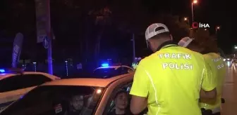 Kadıköy'de trafik denetimine takılan sürücü habercilere saldırdı