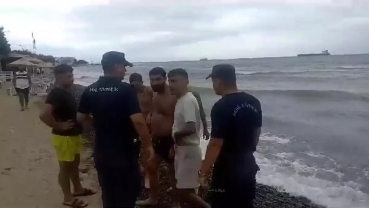 Yasağı dinlemeyip denize girdiler, sahil güvenlik hepsini tek tek çıkardı