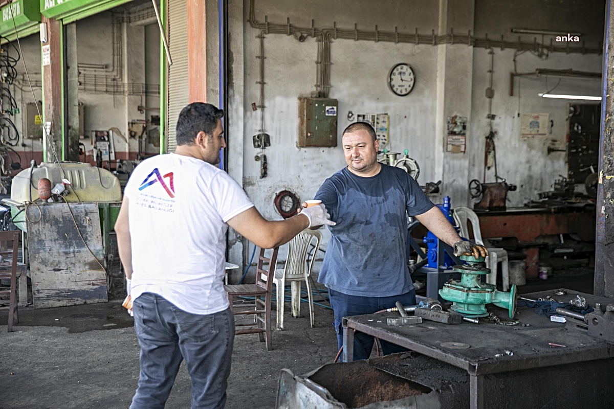 Mersin Büyükşehir Belediyesi Emekçilere Limonata İkramında Bulundu