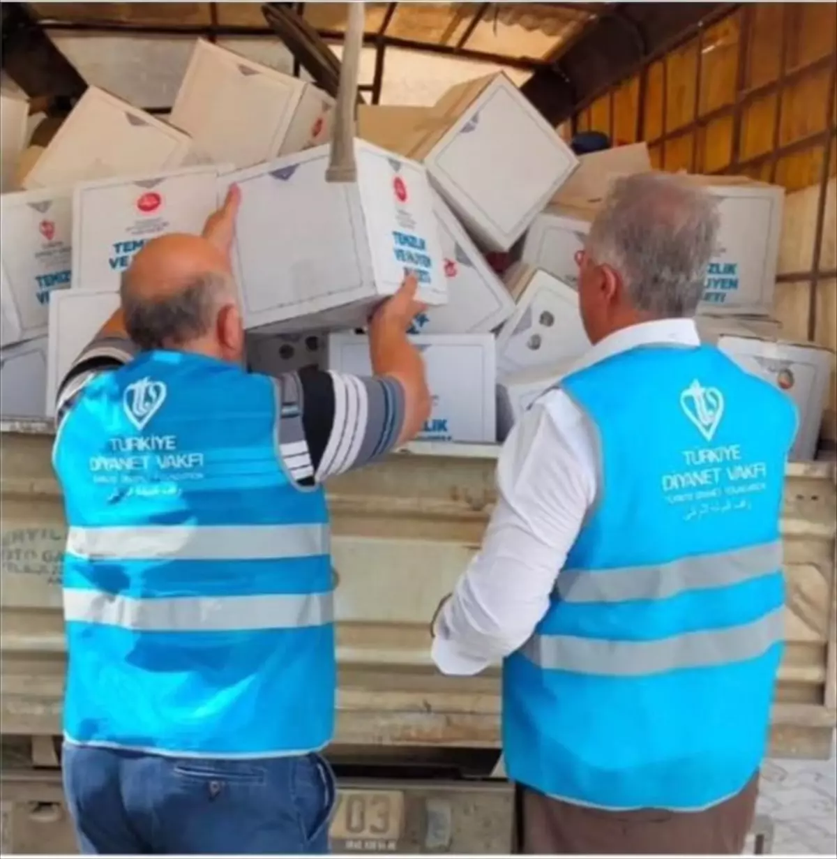 TDV, Yayladağı'ndaki afetzedelere 1200 gıda ve hijyen kolisi ulaştırdı