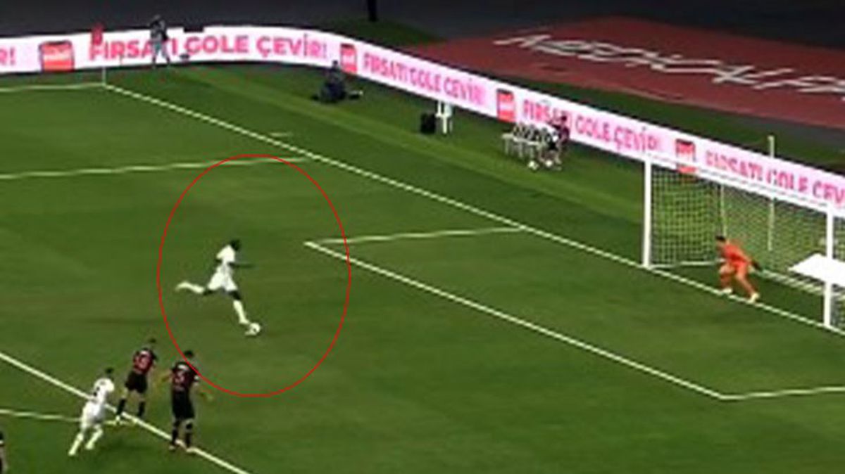 Ne yaptın Aboubakar! Kaçırdığı penaltıya tepkiler çığ gibi