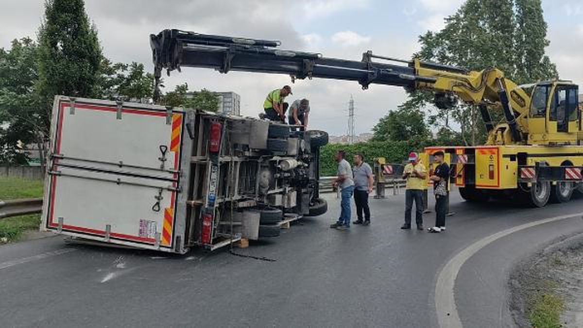 Bahçelievler'de kamyonet devrildi, sürücü olay yerinden kaçtı