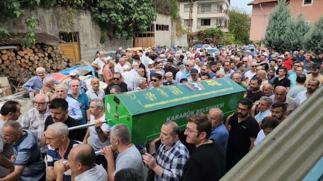 Denize kaçan terliğini kurtarmak isterken boğularak can verdi Denize kaçan terliğini kurtarmak isterken boğularak can verdi
