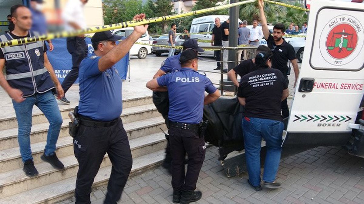 Denizli'de bir zincir markette koca, eşini silahla vurduktan sonra intihar etti