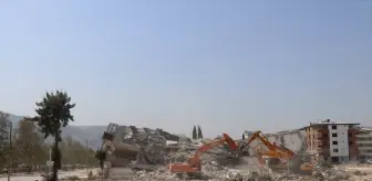 Hatay'da depremden etkilenen binalar yıkılıyor