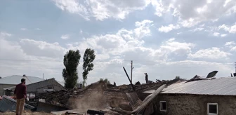 Erzurum'da çatı yangınında 3 ev ve 30 ton saman yandı
