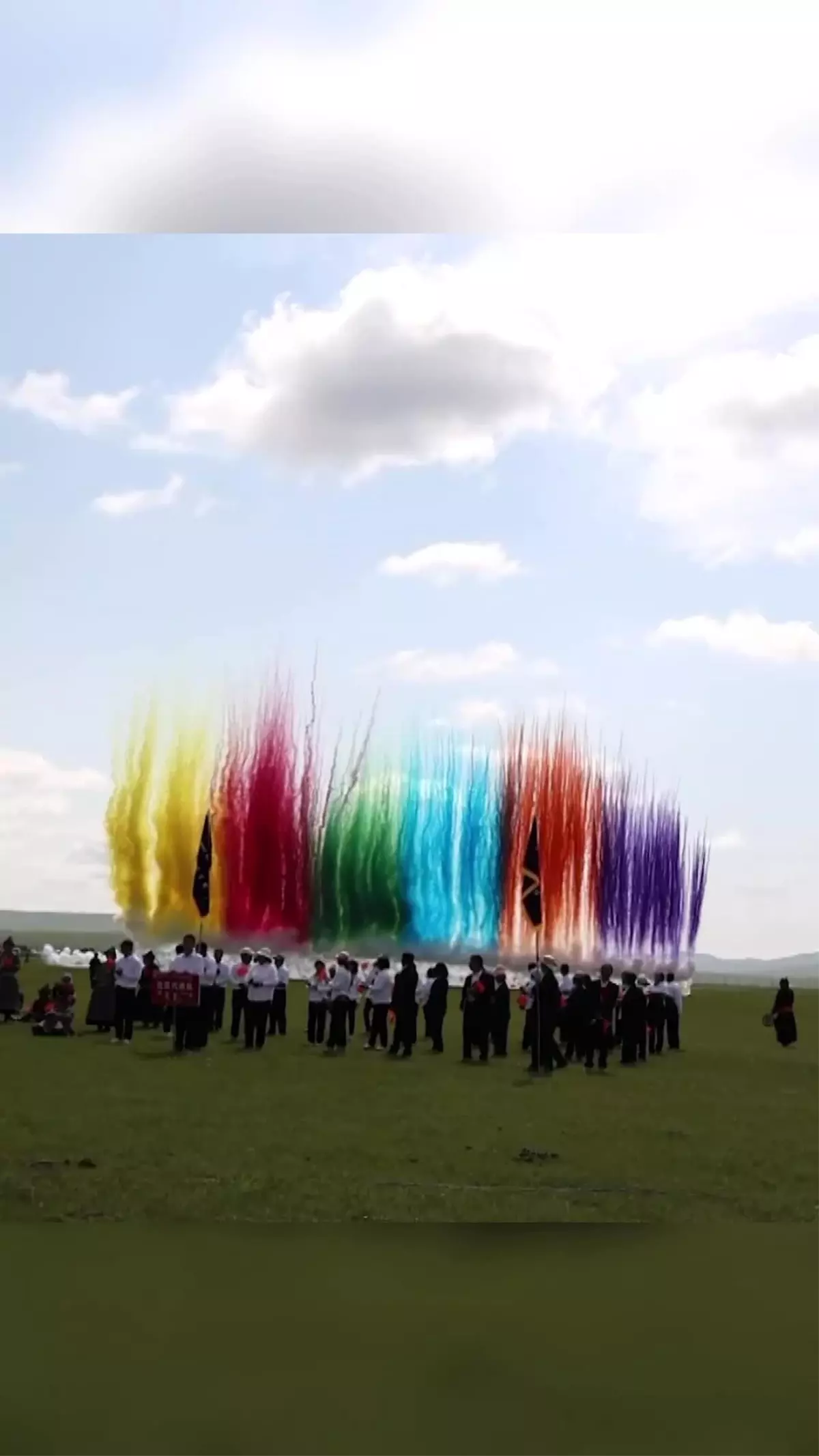Ewenki etnik grubu geleneksel giysileriyle Naadam Festivali'nde ilgi odağı oldu