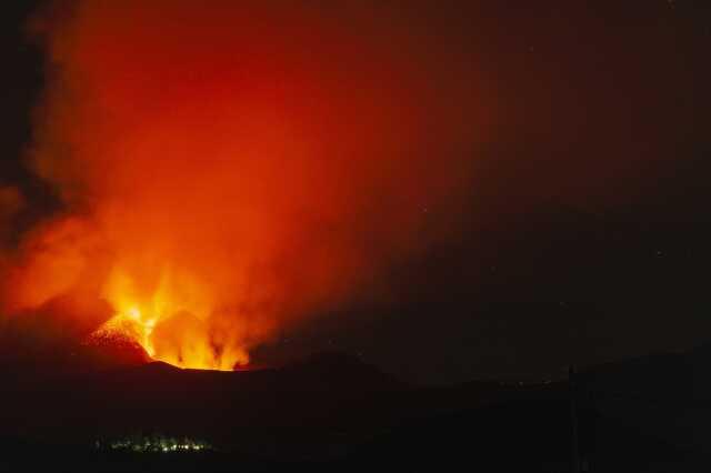 İtalya'nın Sicilya Adası'ndaki Etna Yanardağı Faaliyete Geçti İtalya'nın Sicilya Adası'ndaki Etna Yanardağı Faaliyete Geçti