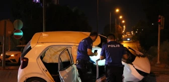 İzmir'de Otomobil Kaza Sonucu Alev Aldı: 2 Yaralı