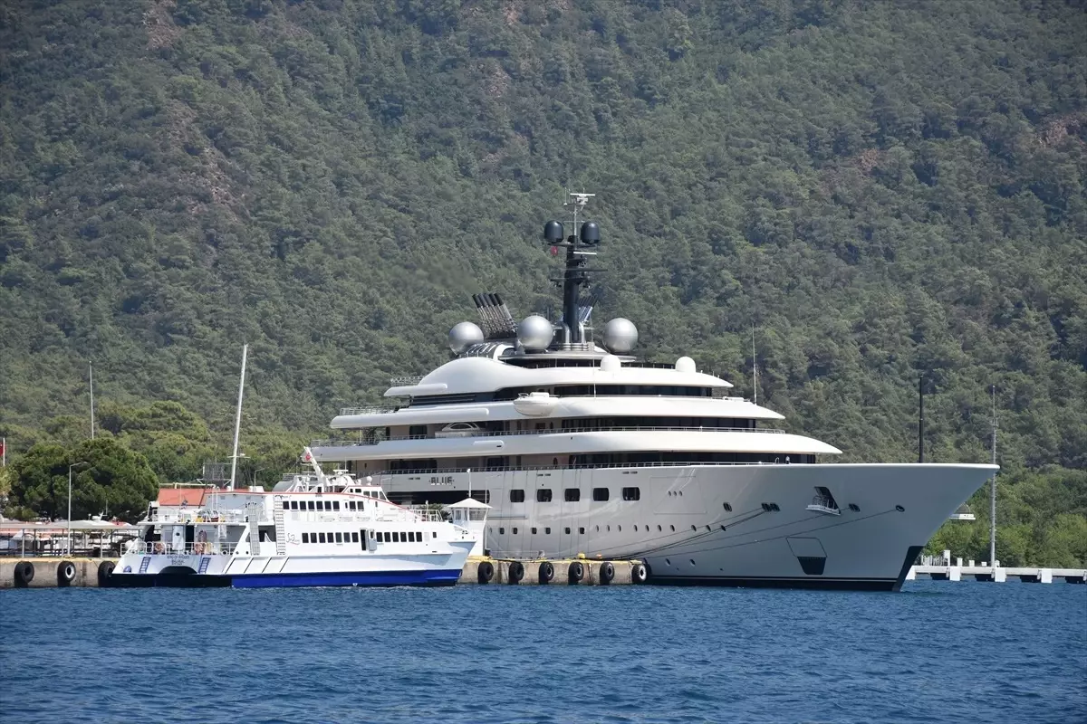 Muğla Marmaris'e lüks yatlar demirledi