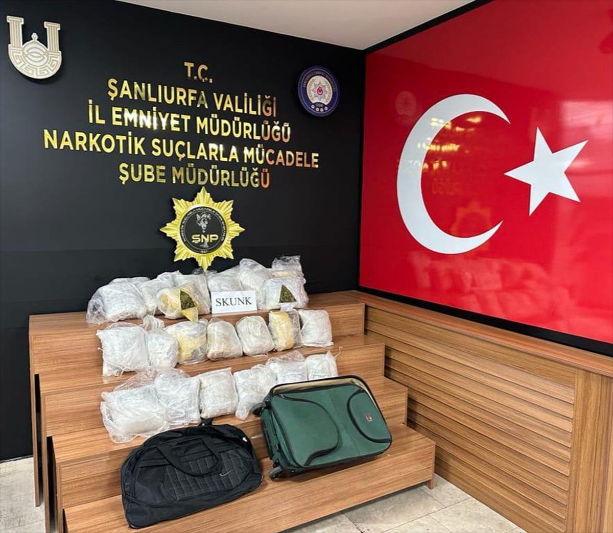 Şanlıurfa'da 17 kilo 600 gram skunk ele geçirildi, 4 şüpheli gözaltına alındı