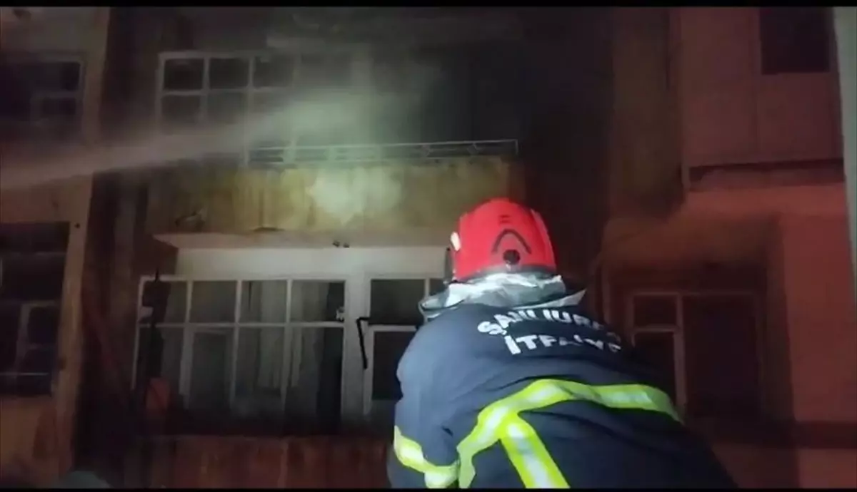 Şanlıurfa'da Evde Çıkan Yangında Dumandan Etkilenen Kadın Kurtarıldı